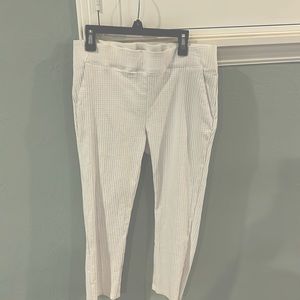NWOT. Simply Vera capri pants. Perfect for summer.